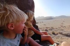 Uitpuffen op een rots in de schaduw. Tussen de rotstekeningen.