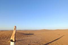 handstand in de Sahara.