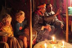 Muziek maken in en Berber tent