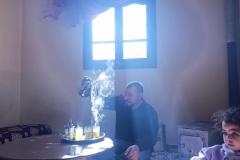 Thee inschenken Marokko damp zichtbaar in zonlicht door hoog raam.