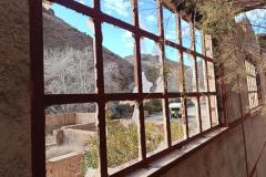 Vervallen fabriek doorkijk naar camper