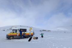 Camper in de sneeuw in hwt Atlas gebergte