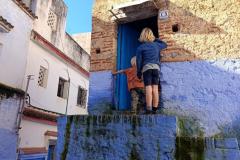 Dax en Jep gluren binnen bij een weef atelier Chefchaouen Marokko