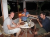 Bakkie op t balkon. Let op de details: Harry en Roel kunnen al Cambodjaans proosten en op de snijplank: Kamerikse worst!