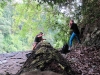 Foto shoot. Niet op deze foto, maar wel op die uit de camera in Jolanda´s handen: de afgrond onder de boom is 60 meter diep!