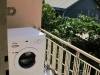 er links een klein balkon is wat pal op t zuiden ligt en waar je dus eigenlijk niks mee kan behalve de wasmachine stallen